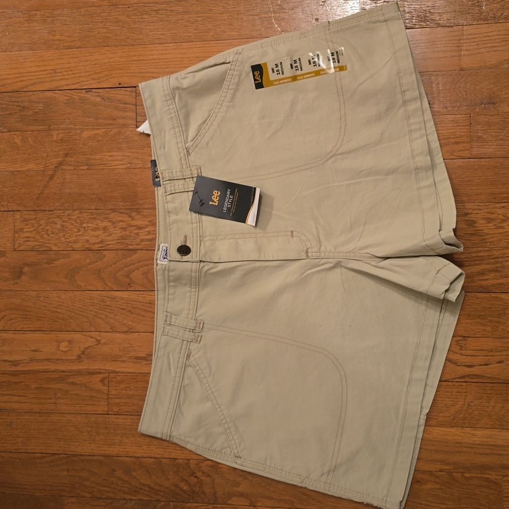 LEE BRAND WOMEN'S TAN PLUS SIZE BERMUDA SHORTS SIZE 18